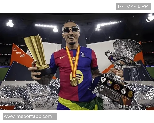 拉菲尼亚荣获西甲最佳与欧冠金靴却无缘年度最佳阵容令人唏嘘